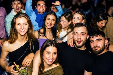 Paris Pub Crawl : Bars with Club Entry and Shots