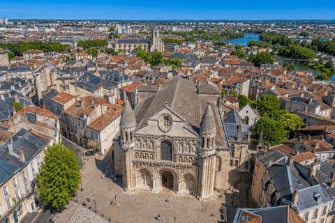 Hello Poitiers: Private 2-Hour Intro City Walk with Local Guide