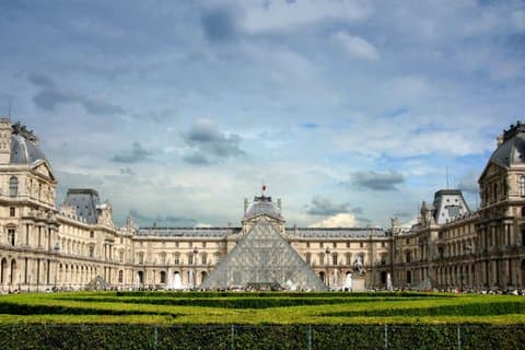 Paris: Louvre Museum Private Highlights Tour with Included Ticket