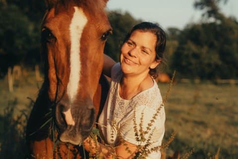 Equine coaching in Normandy Whispering in the ears of horses