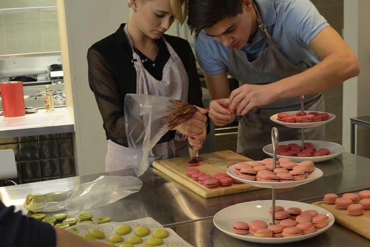 Learn to assemble your macarons with great fillings