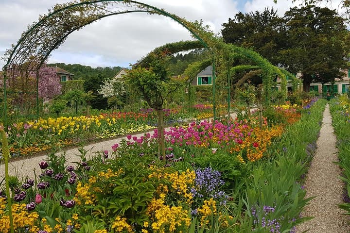 Private day tour to Giverny Gardens and Rouen from Paris