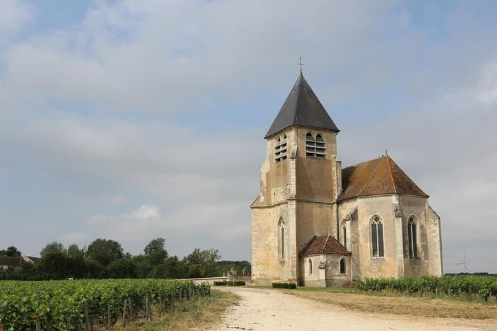 Medieval chapel in the heart of the vineyards
