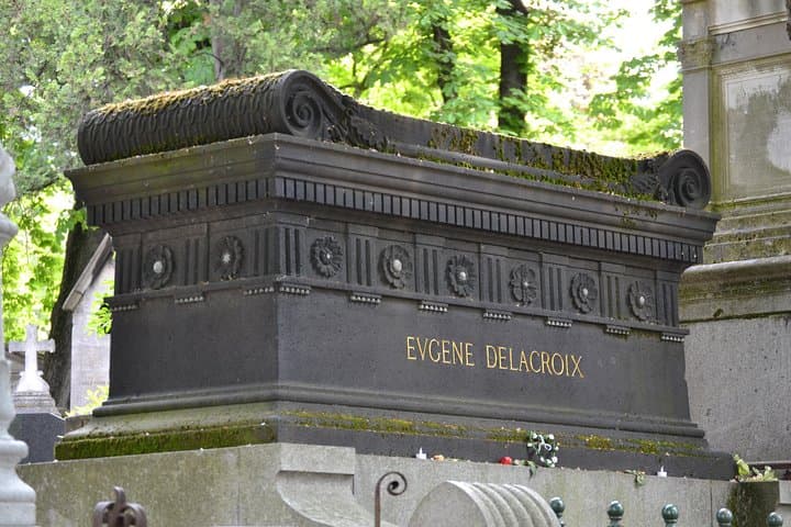 Pere Lachaise Cemetery Walking Tour in Paris