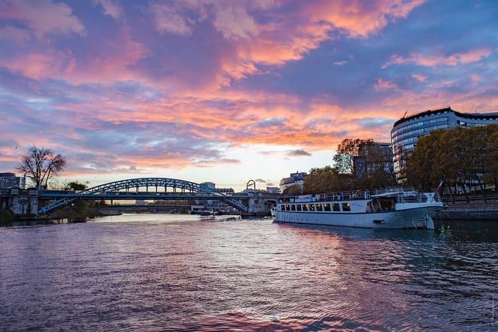 Paris 3-Courses Gourmet Dinner Seine River Cruise with Champagne