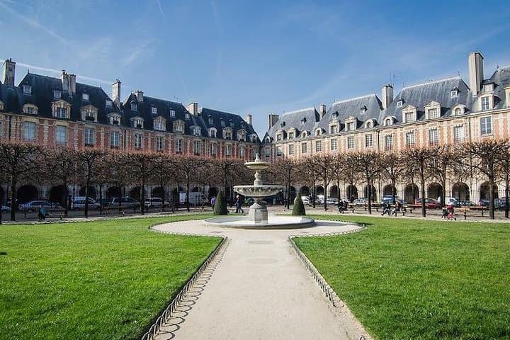 Discover the majestic Place des Vosges