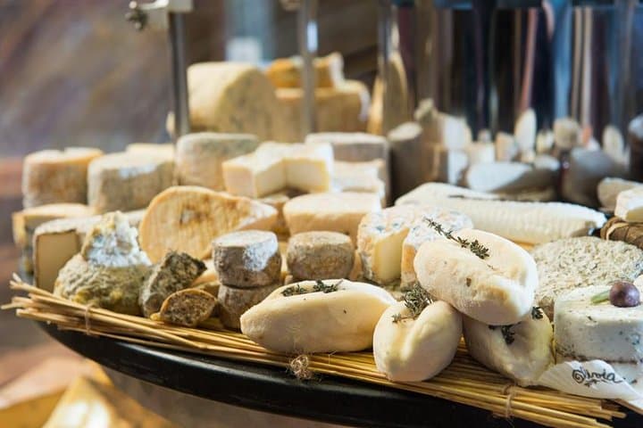 Original Bordeaux Old Town & Market Food Tour with wine tasting