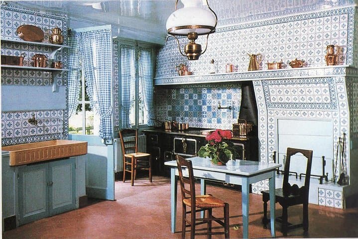 Guided tour of Claude Monet's house in Giverny by private car from Paris