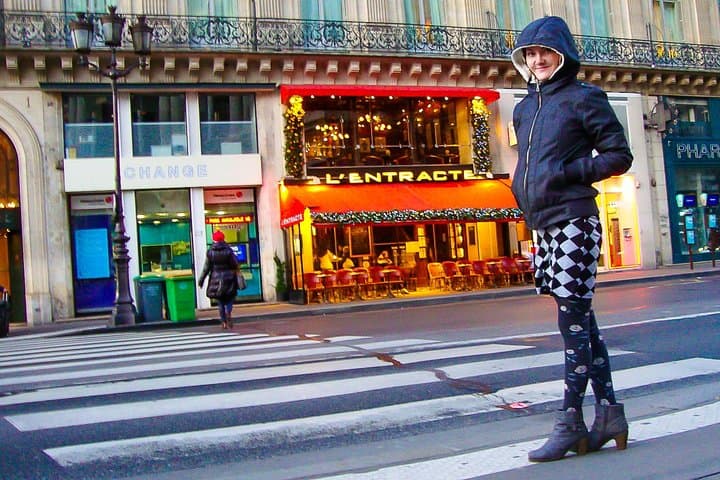 Female guide in Paris