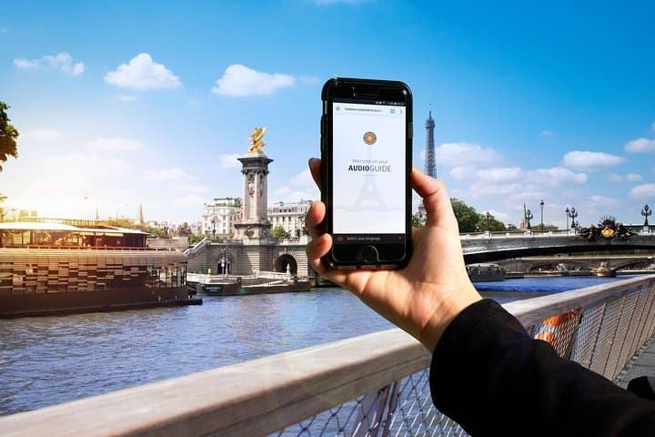 Select your language among 14 languages and listen to the commentaries on individual audio guides, or on your smartphone