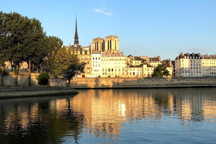 Paris City Tour with Portuguese speaking driver guide