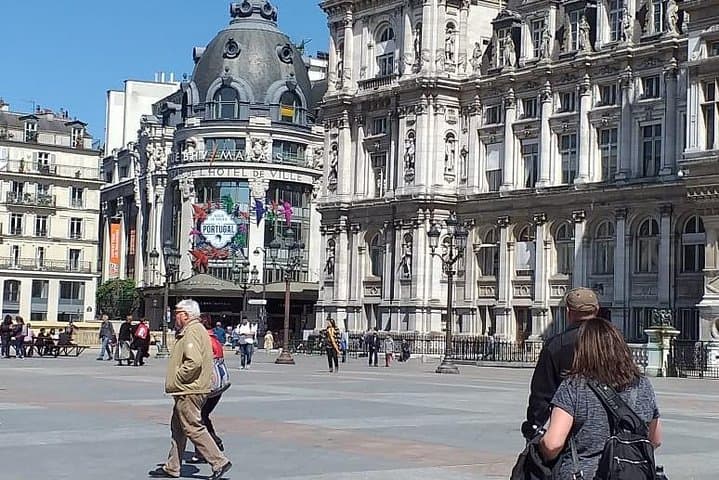 Private vehicle and driver for your Paris - Paris trips.