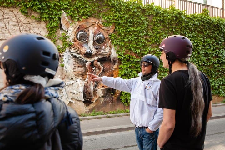 The street art course allows you to see different types of work closely.