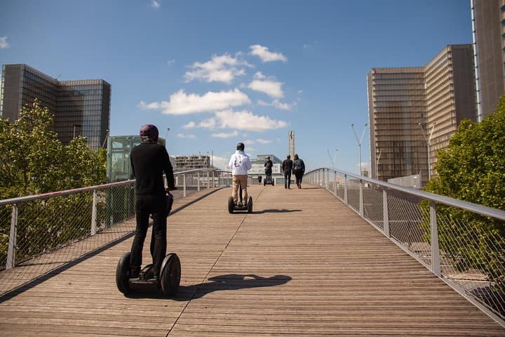 This tour allows to discover a whole district of Paris