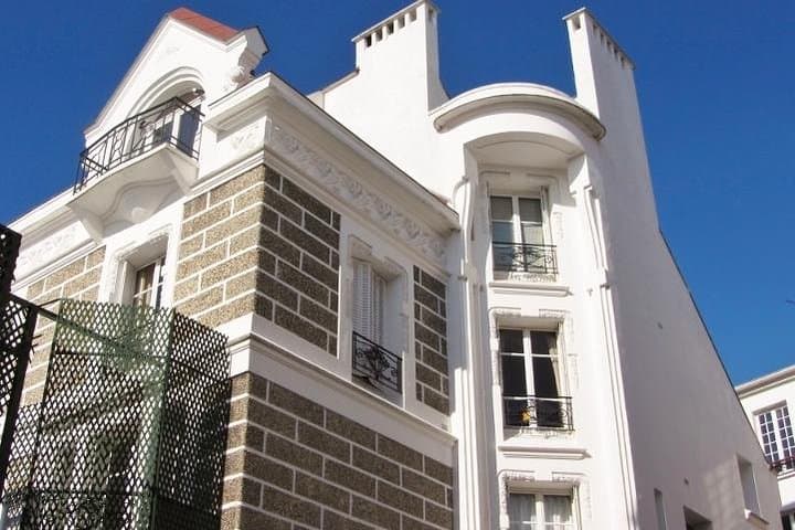 Unusual walking tour of Montmartre and local wine tasting - 2H