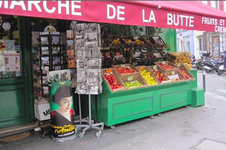 Unusual walking tour of Montmartre and local wine tasting - 2H