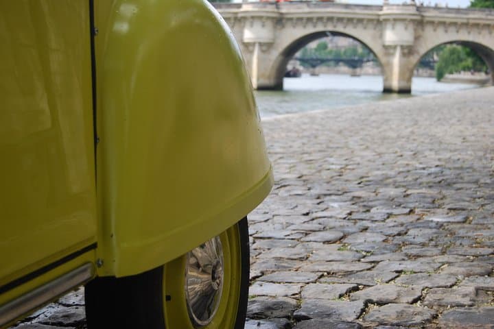 Essential Paris Private Tour: 1h in an Authentic 2CV