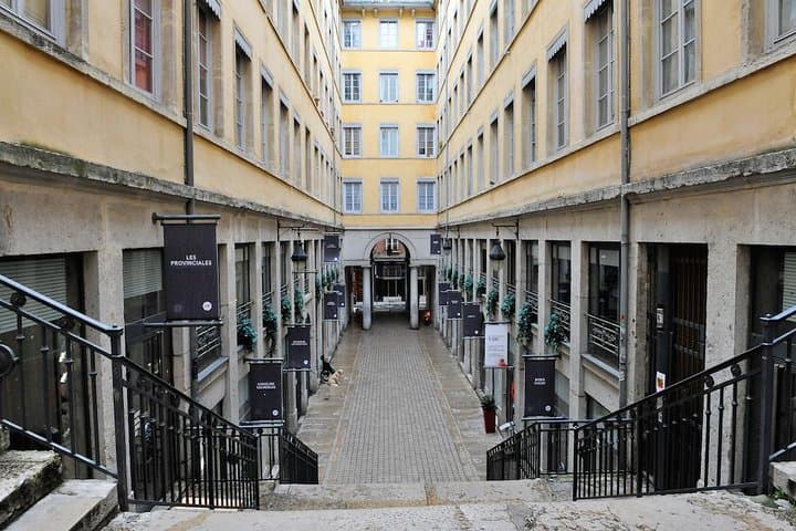 Storytelling tour of Croix-Rousse in French