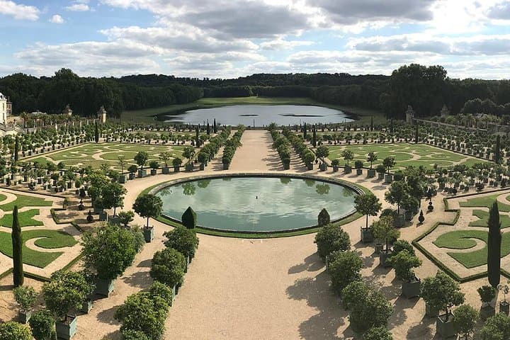 Versailles Palace & Marie-Antoinette's Estate Private Guided Tour
