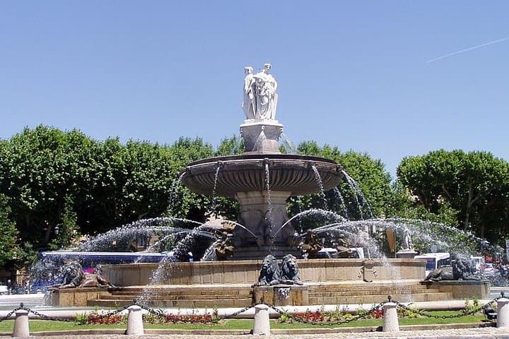 Fountain of the Rotunda of Aix-en-Provence: your starting point to discover the city on foot!