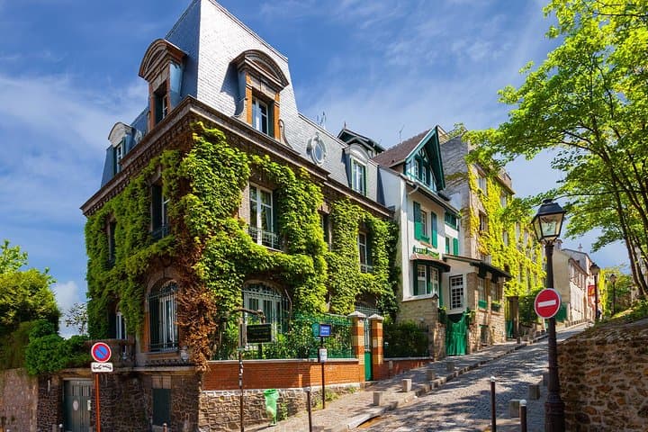 Romantic walk for couples in Montmartre, Paris