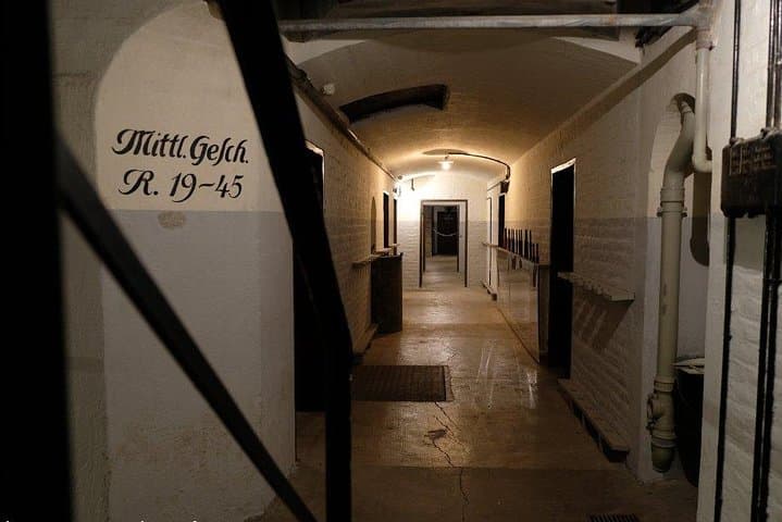 Visit of a world underground (6000 men)