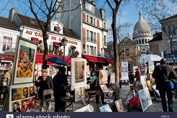 Place of Tertre of Montmartre, an eternal bohemian place where painters stand for paint time that never goes by ..