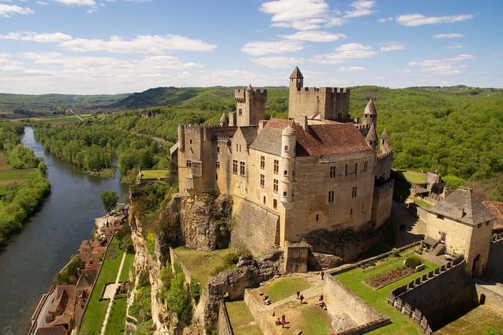 Sarlat : Private Tour to Prehistoric Cave + Castle by Exploreo24