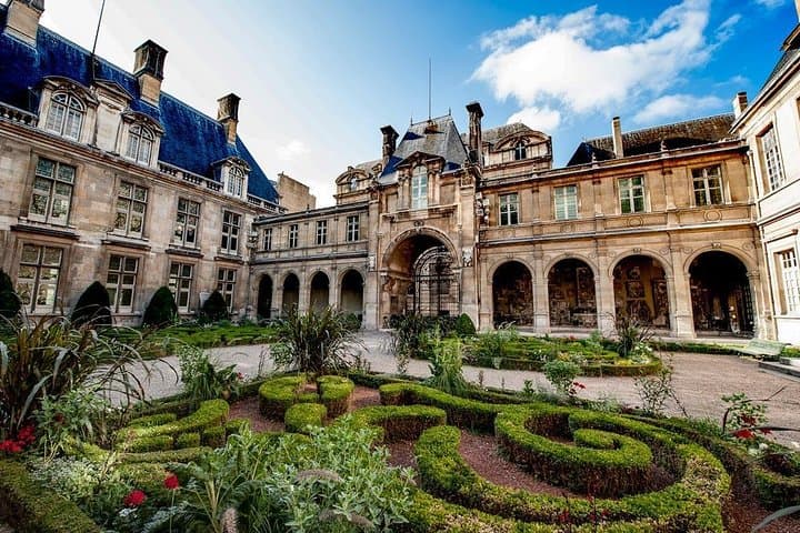 A medieval “particular hotel “ in the Marais