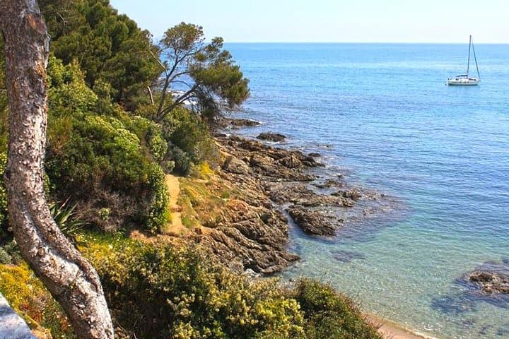 Picturesque walk from Nice to Villefranche sur Mer with pic-nic and swim