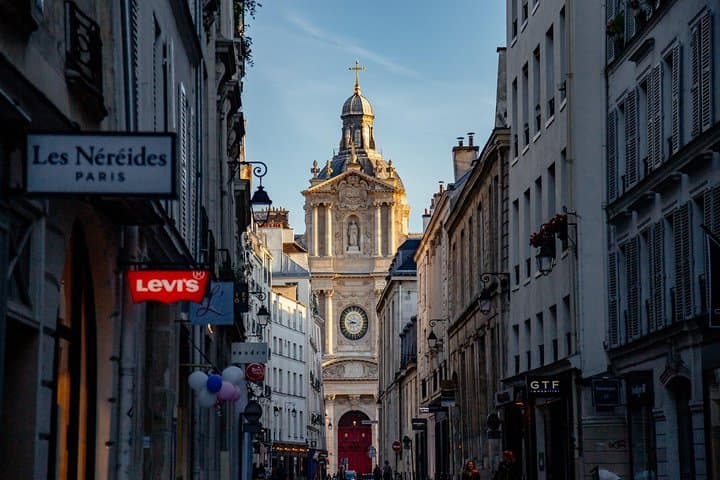 A complete look of Paris with a local host