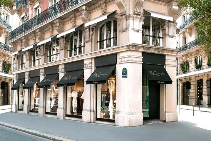 Private Paris Shopping Experience with Personal Fashion Stylist