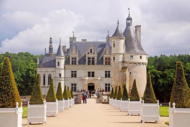 Private 12-hour round transfer to Loire Castles from Paris. Best offer!