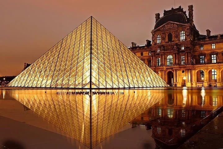 Paris by yourself (4-8h) with english speaking driver by MiniVan