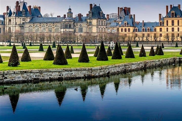 Round transfer to Fontainebleau and Vaux le Vicomte from Paris