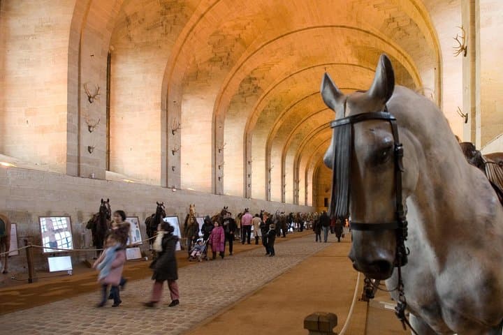 Private Chantilly & Horse Museum with Minivan