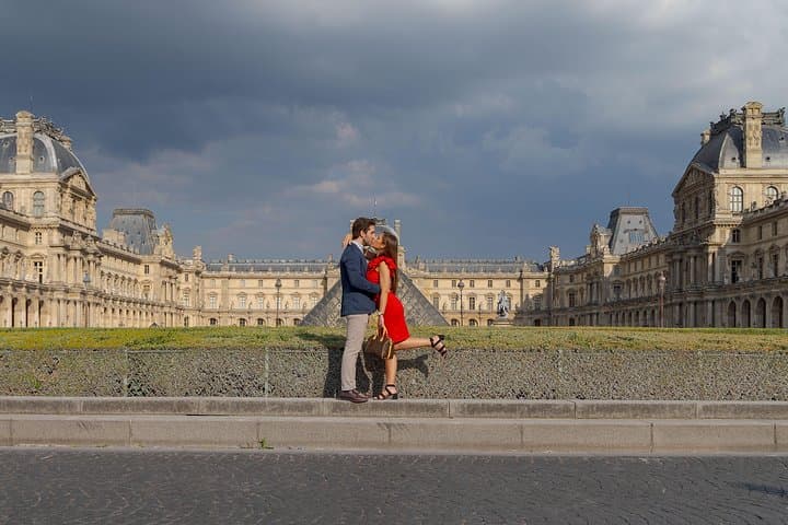 Professional Photo Shoot Walking Tour in Central Paris