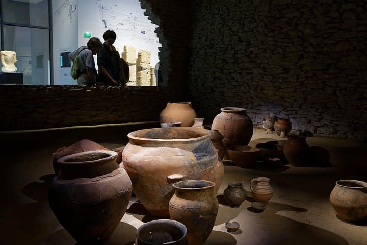 Enter the daily life of the inhabitants of the different eras crossed
