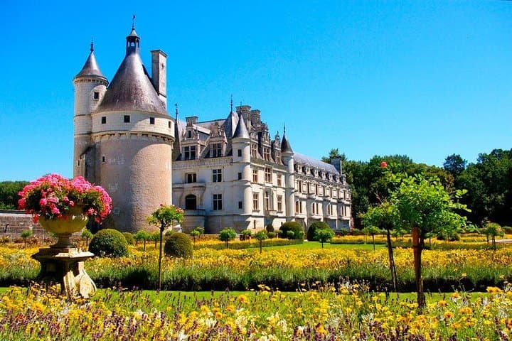 Private 12-hour round transfer to Loire Castles from Paris. Best offer!