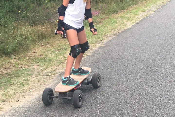 Cross electric skateboard ride