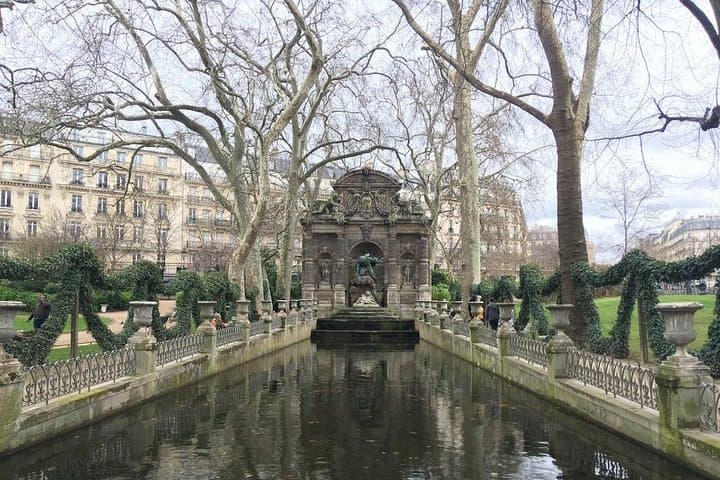 Paris Ile-de-la-Cité Tour: Max 6 People Small Group or Private