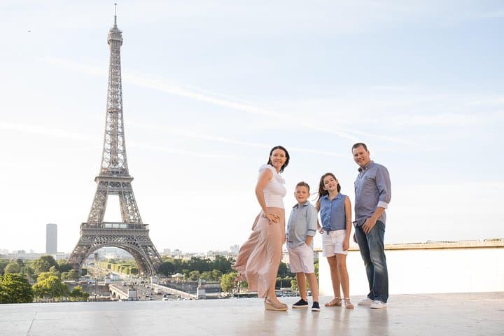 A 2hoursfamily photoshoot starting at the Place du Trocadero. Early morning ;)
