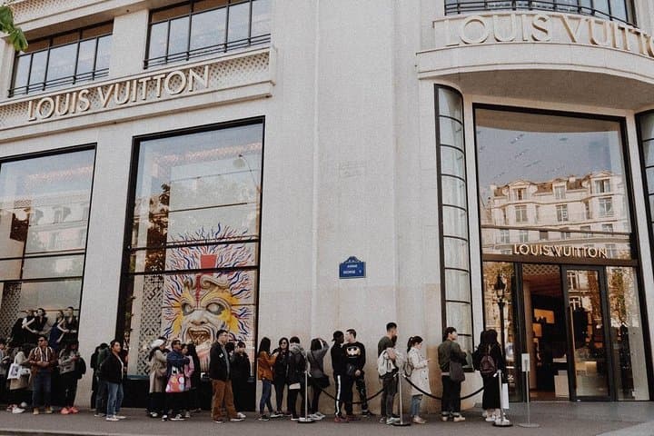 PARIS : Day of shopping with private driver to discover French luxury boutiques
