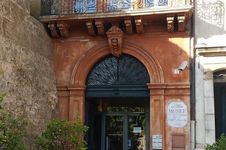 In the secret of perfumes and flowers-private tour full day-