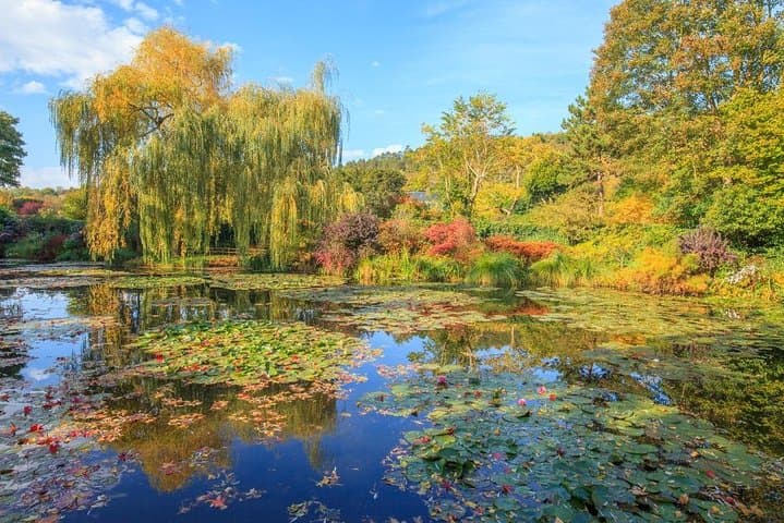Giverny and Versailles Full-Day Private Guided Tour with Hotel Pickup