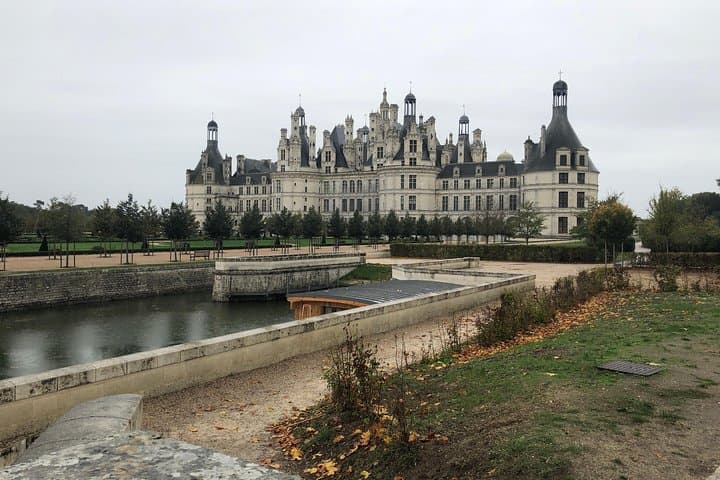 LOIRE VALLEY: Private day-trip to visit Chambord, Cheverny and Chenonceau