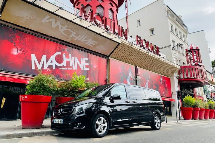 Tourist outing at the Moulin Rouge