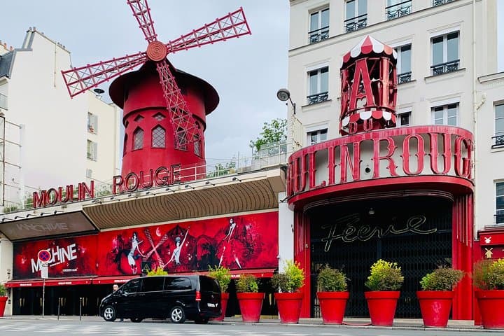 Tourist outing at the Moulin Rouge