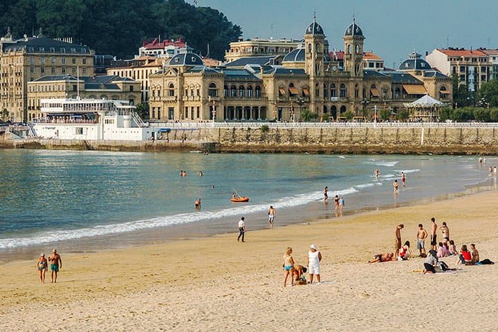 SAINT SEBASTIEN, the beach of "La Concha"