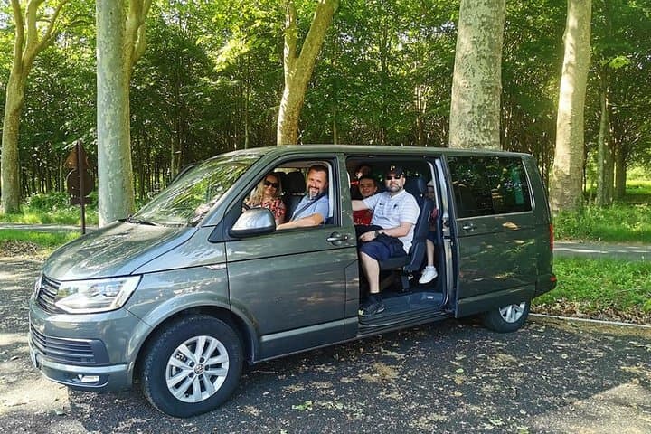 You will travel aboard a comfortable Minivan Caravelle type Volkswagen 2.0 TDI 150 BMT Long (Leather seats and air conditioning)